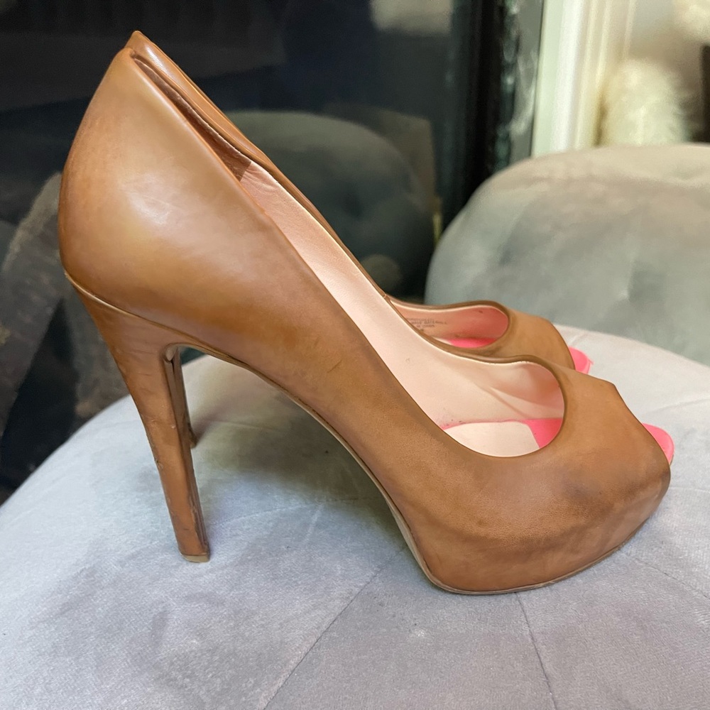 Guess-  tan peep toe platform pump Size 6.5